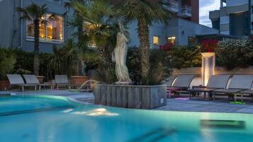 Außenpool (je nach Saison geöffnet), Liegestühle