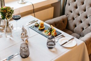 Se sirven desayunos, almuerzos y cenas; cocina internacional
