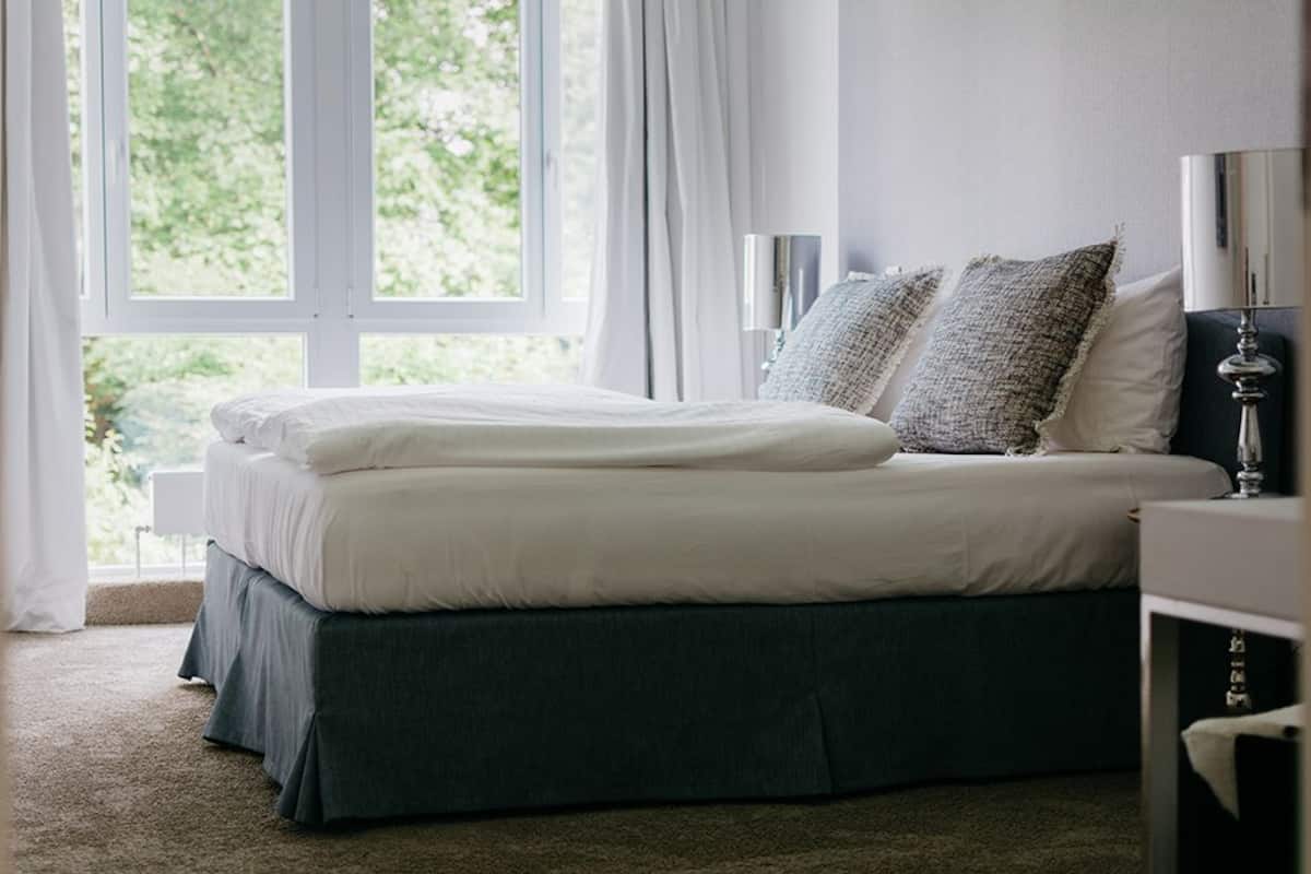 Suite Deluxe, 2 camere da letto, cucina | Una cassaforte in camera, una scrivania, ferro/asse da stiro