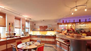 Frühstücksbuffet am Wochenende (15 EUR pro Person)