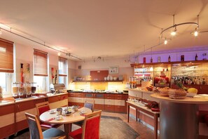 Daily buffet breakfast (EUR 9.50 per person) - Petul Hotel An der Zeche (Essen)