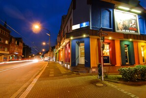 ด้านหน้าที่พัก - ตอนเย็น/กลางคืน