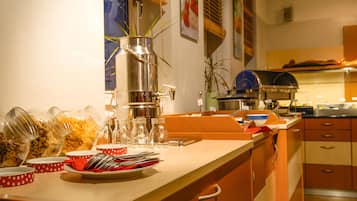 Tägliches Frühstücksbuffet (9.50 EUR pro Person)
