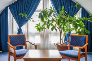 Family room | Hypoallergeen beddengoed, een kluis op de kamer, een bureau