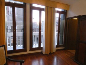 Minibar, free WiFi, bed sheets