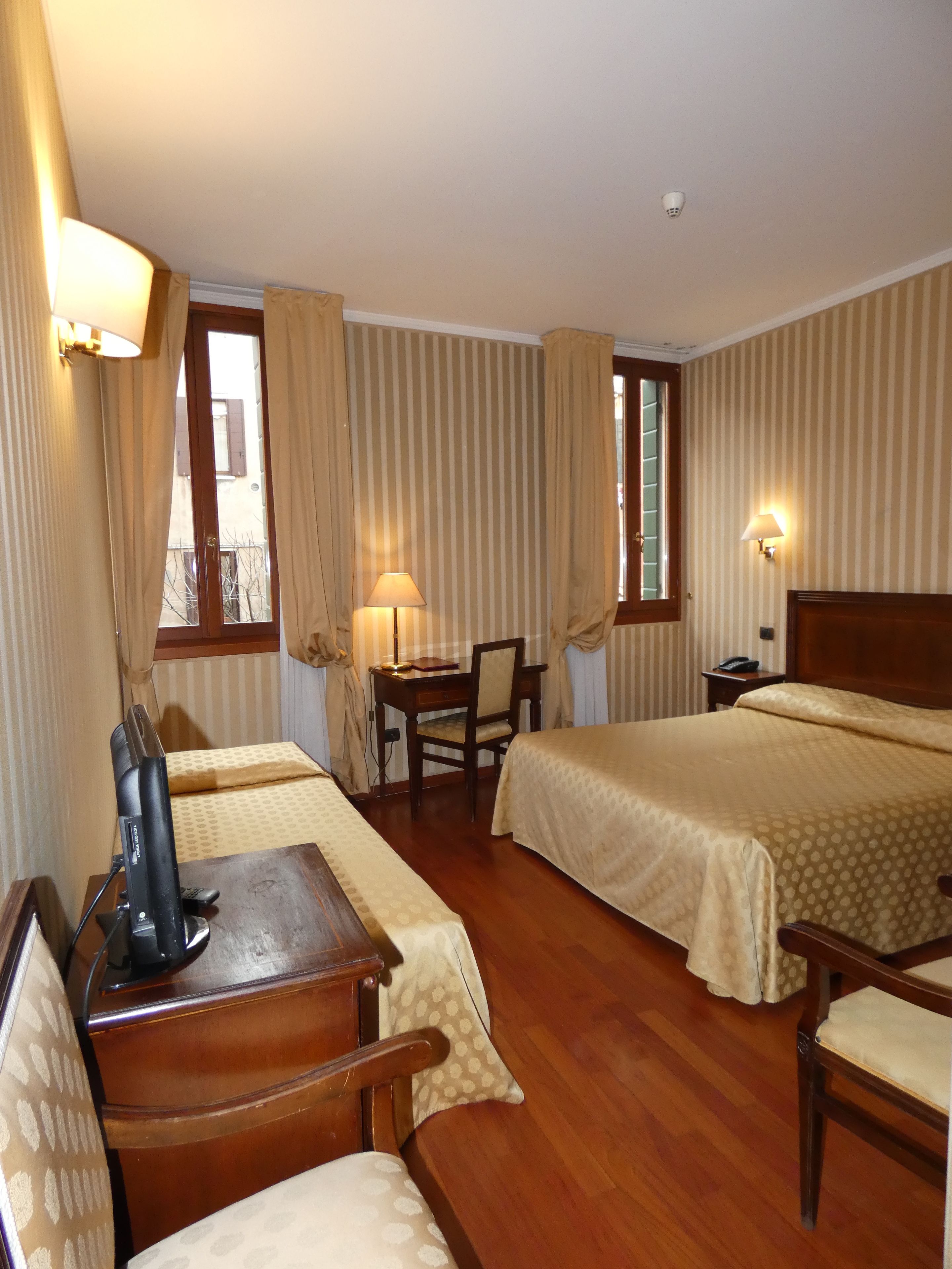 Triple Room | Minibar, free WiFi, bed sheets