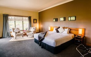 Premium bedding, desk, laptop workspace, blackout curtains - Carrington Estate (Karkari Peninsula)