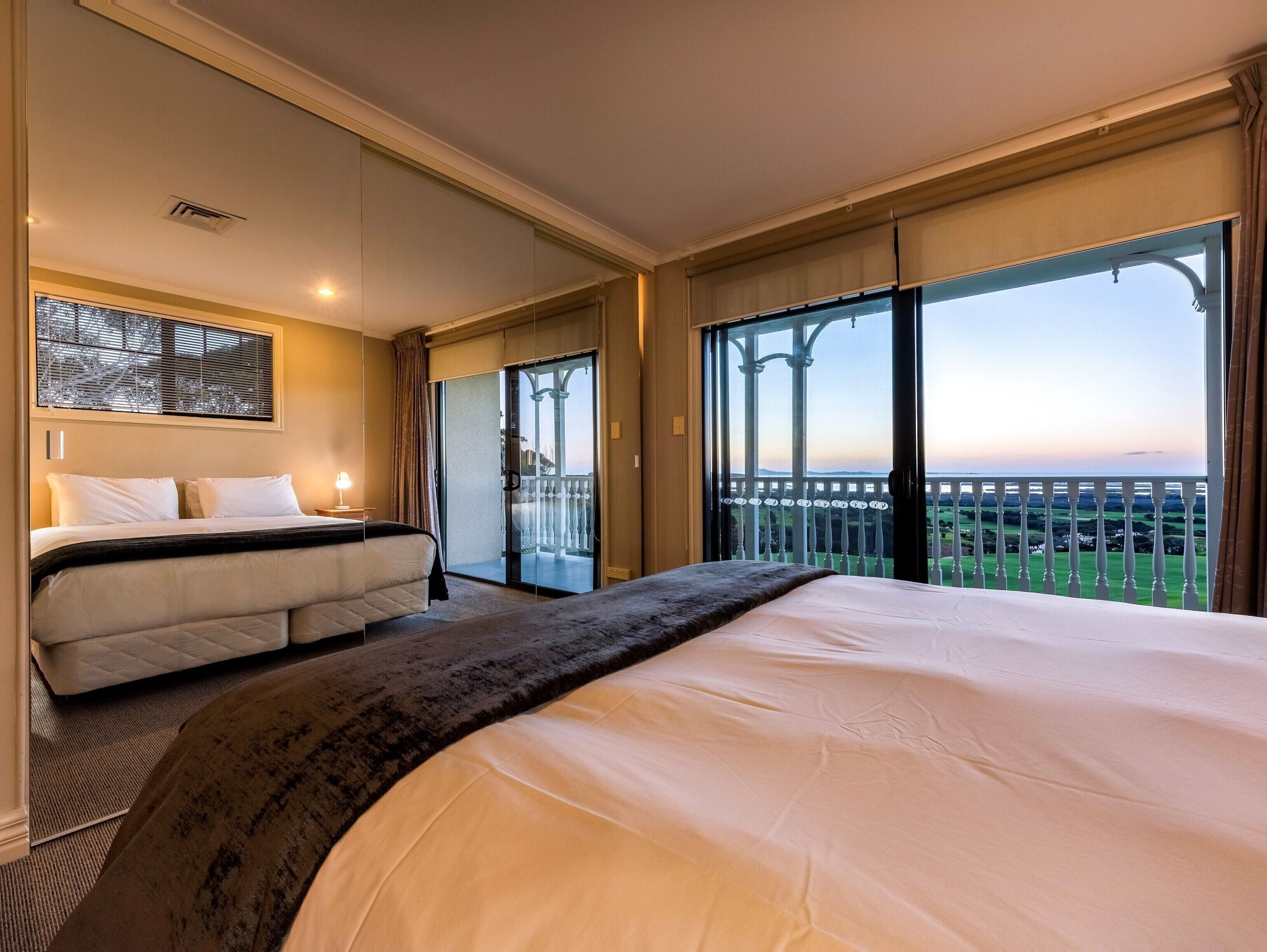 Hochwertige Bettwaren, Schreibtisch, laptopgeeigneter Arbeitsplatz