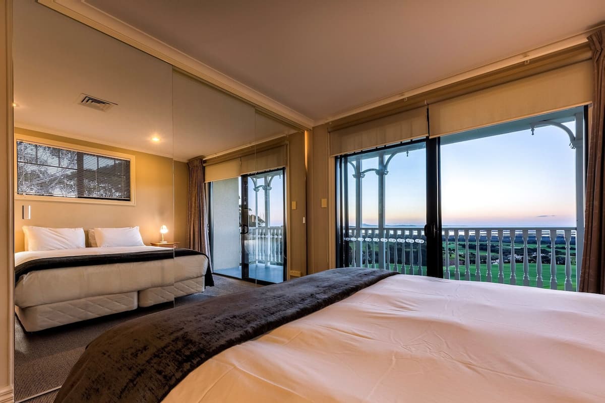 Hochwertige Bettwaren, Schreibtisch, laptopgeeigneter Arbeitsplatz