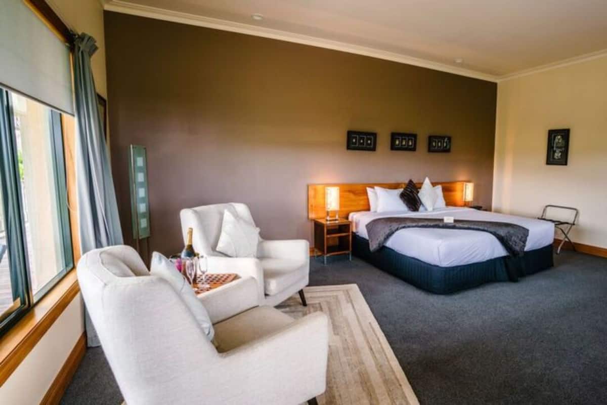 Hochwertige Bettwaren, Schreibtisch, laptopgeeigneter Arbeitsplatz