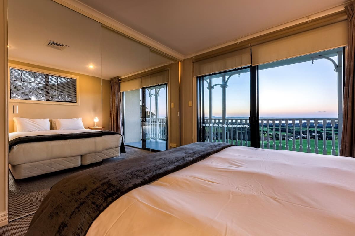 3 bedrooms, premium bedding, desk, laptop workspace