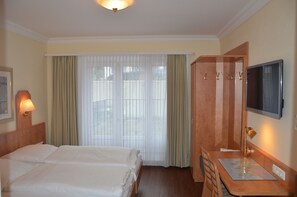 Ropa de cama hipoalergénica, escritorio, wifi gratis y ropa de cama