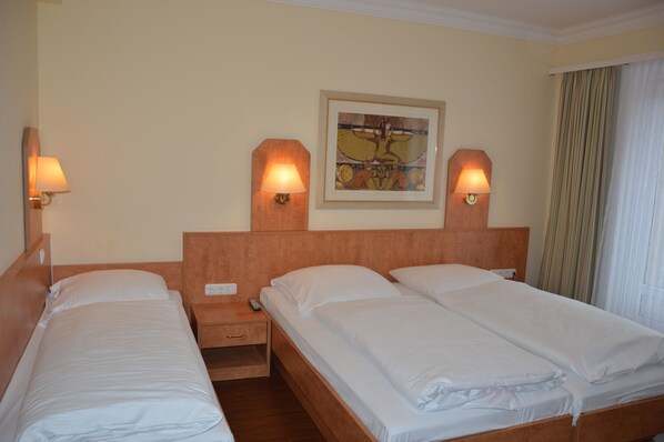 Hypo-allergenic bedding, desk, free WiFi, bed sheets