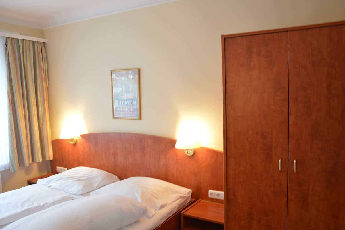 Ropa de cama hipoalergénica, escritorio, wifi gratis y ropa de cama