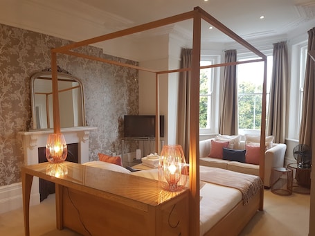 Escritorio y espacio para trabajar con laptop