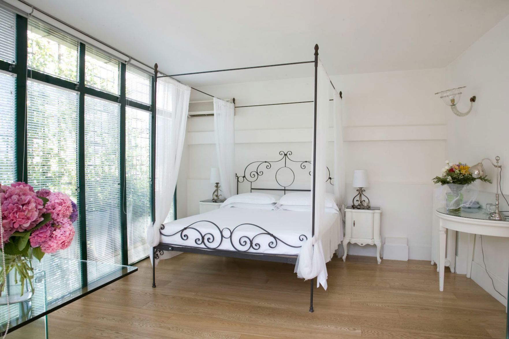 1 bedroom, Egyptian cotton sheets, premium bedding, down duvets