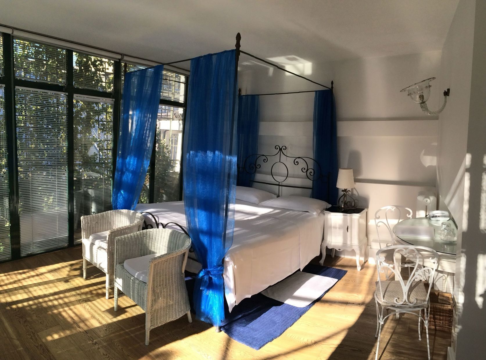 1 bedroom, Egyptian cotton sheets, premium bedding, down duvets