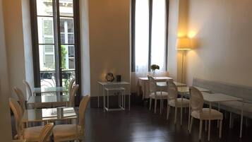 Frukost enligt egen bestÀllning varje dag (EUR 15 per person)