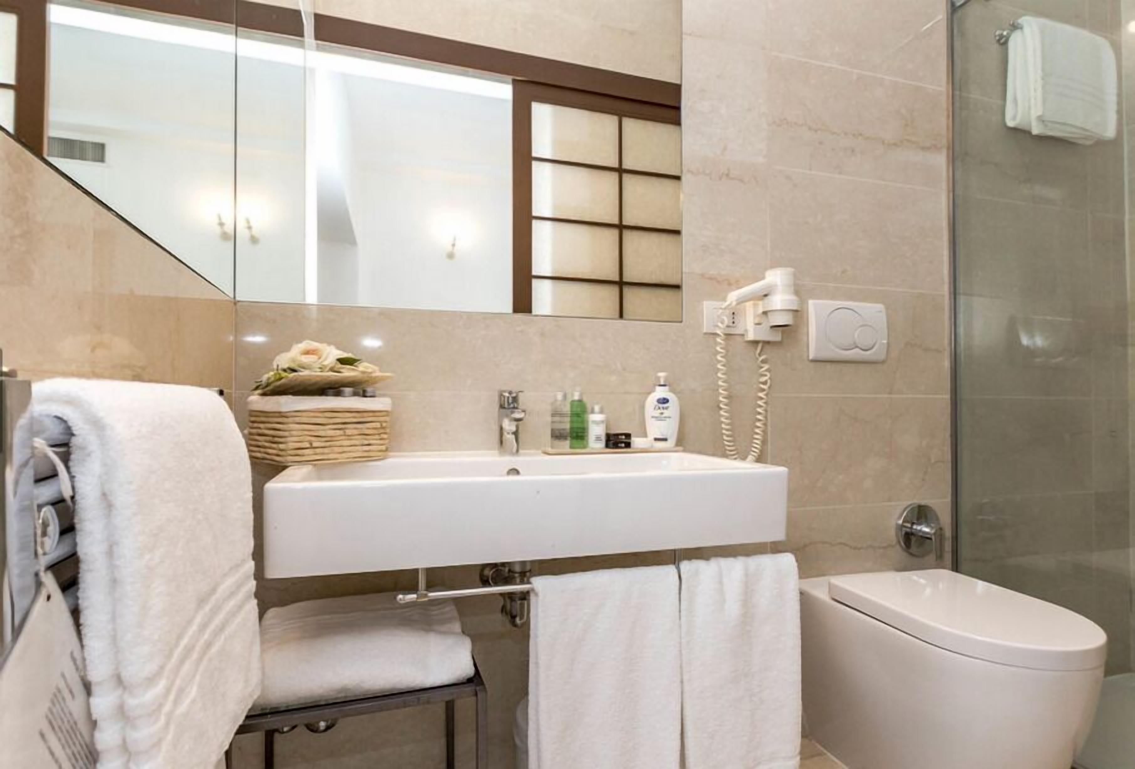 suite | bathroom | shower, free toiletries, hair dryer, slippers