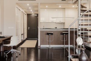 顶层房 | 起居区 | 56-厘米LED 电视 （配备有线频道）、电视