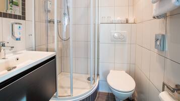 Einzelzimmer | Badezimmer | Dusche, umweltfreundliche Kosmetikartikel, Haartrockner, Handtücher
