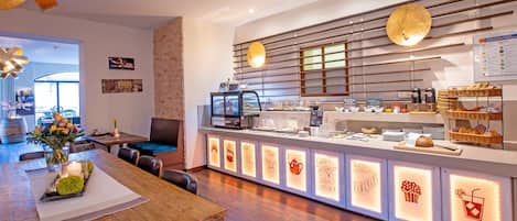 Colazione a buffet, servita tutte le mattine (9.50 EUR a persona)
