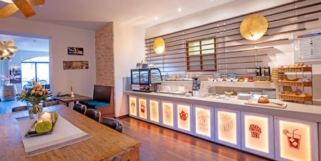 Desayuno buffet (EUR 9.50 por persona)