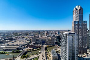 Deluxe Room, 1 King Bed | City view - The Buckingham Hotel (Chicago)
