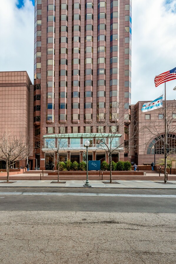 Front of property - The Buckingham Hotel (Chicago)