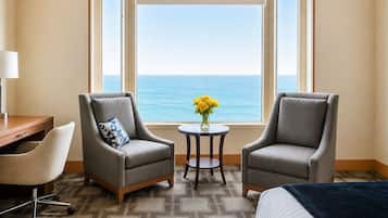 Deluxe Single Room, 1 King Bed, Lake View | Minibar, in-room safe, desk, blackout curtains