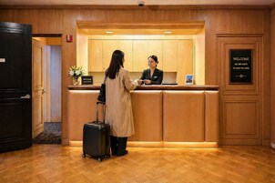 Minibár, széf a szobában, íróasztal és sötétítőfüggöny