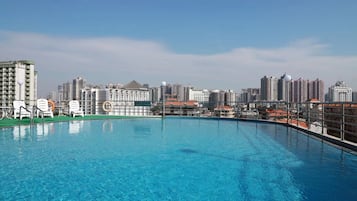 Una piscina al aire libre