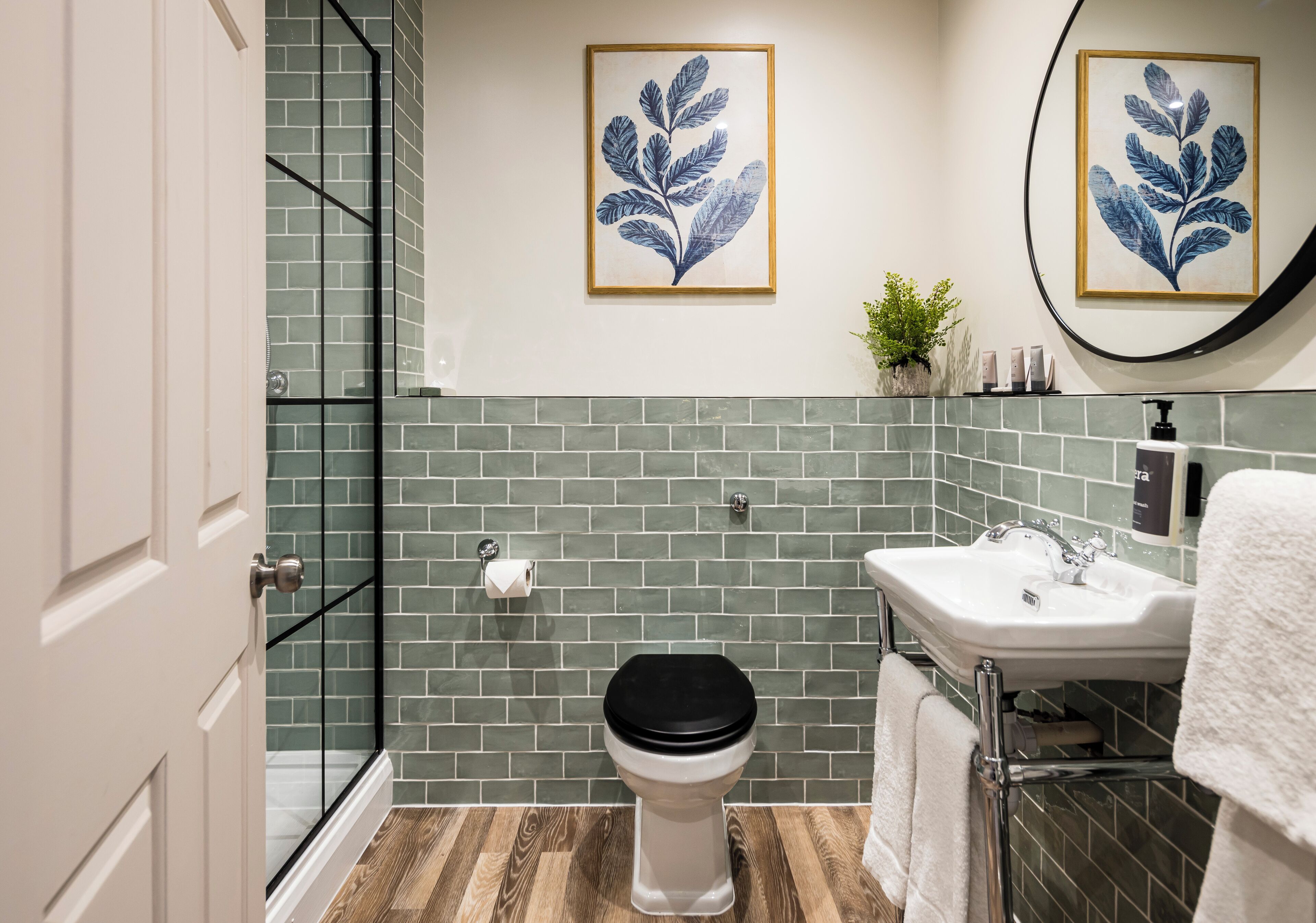 deluxe double room | bathroom | combined shower/bathtub, hair dryer, towels