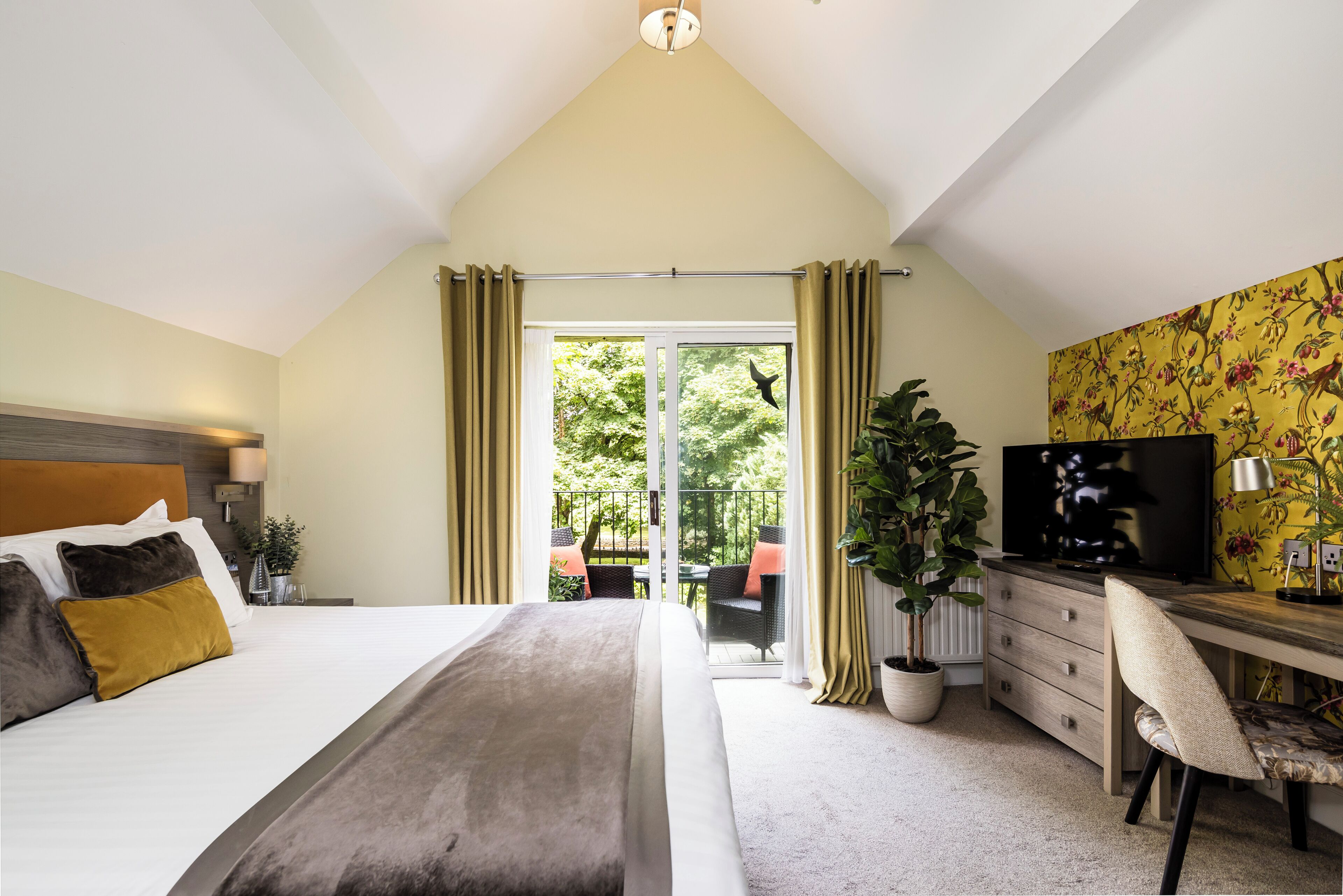 Phòng đôi Deluxe | Két bảo mật tại phòng, trang trí khác biệt 