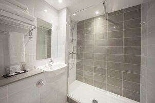 Ducha y bañera combinadas, secador de pelo y toallas