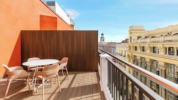 Cubrecamas, minibar, caja de seguridad en la habitación y escritorio