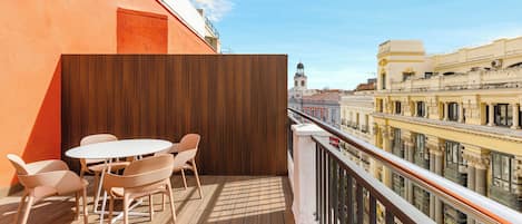 Superior-huone, terassi (Puerta del Sol View) | Untuvapeitot, minibaari, tallelokero huoneessa, työpöytä