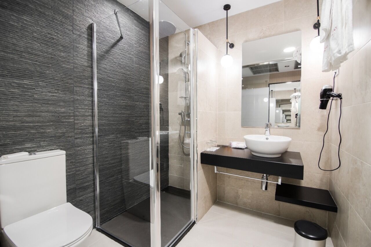 standard double room | bathroom | shower, free toiletries, hair dryer, towels