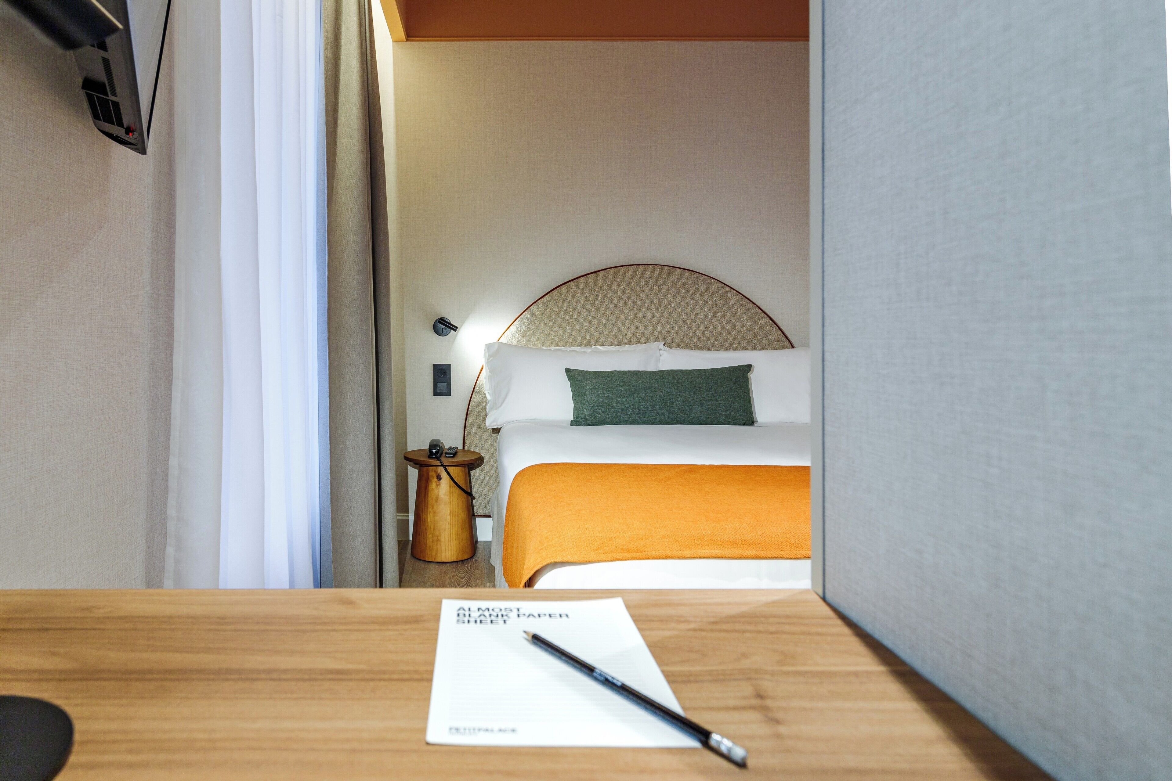 Standaard eenpersoonskamer | Donsdekens, een minibar, een kluis op de kamer, een bureau
