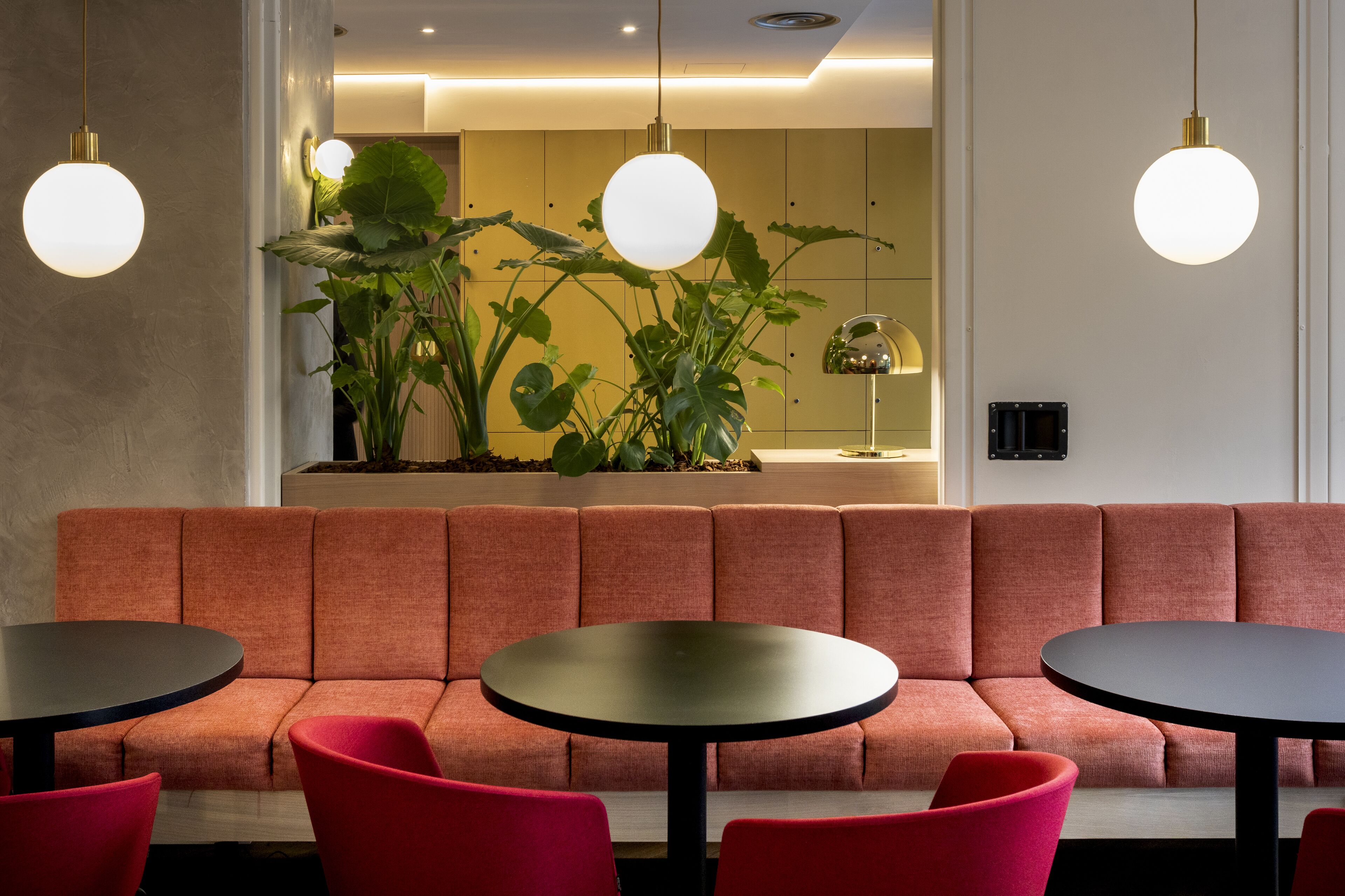 每日供应自助式早餐（每人 EUR 15）