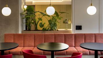 Se ofrece un desayuno bufé (15 EUR por persona)