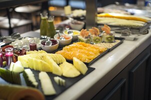 Ein Buffet mit verschiedenen Früchten und Getränken.