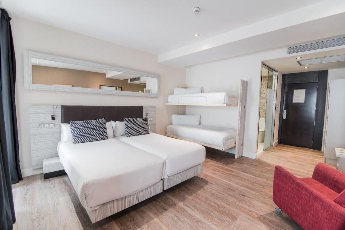 Vierpersoonskamer | Donzen dekbedden, een minibar, een kluis op de kamer, een bureau