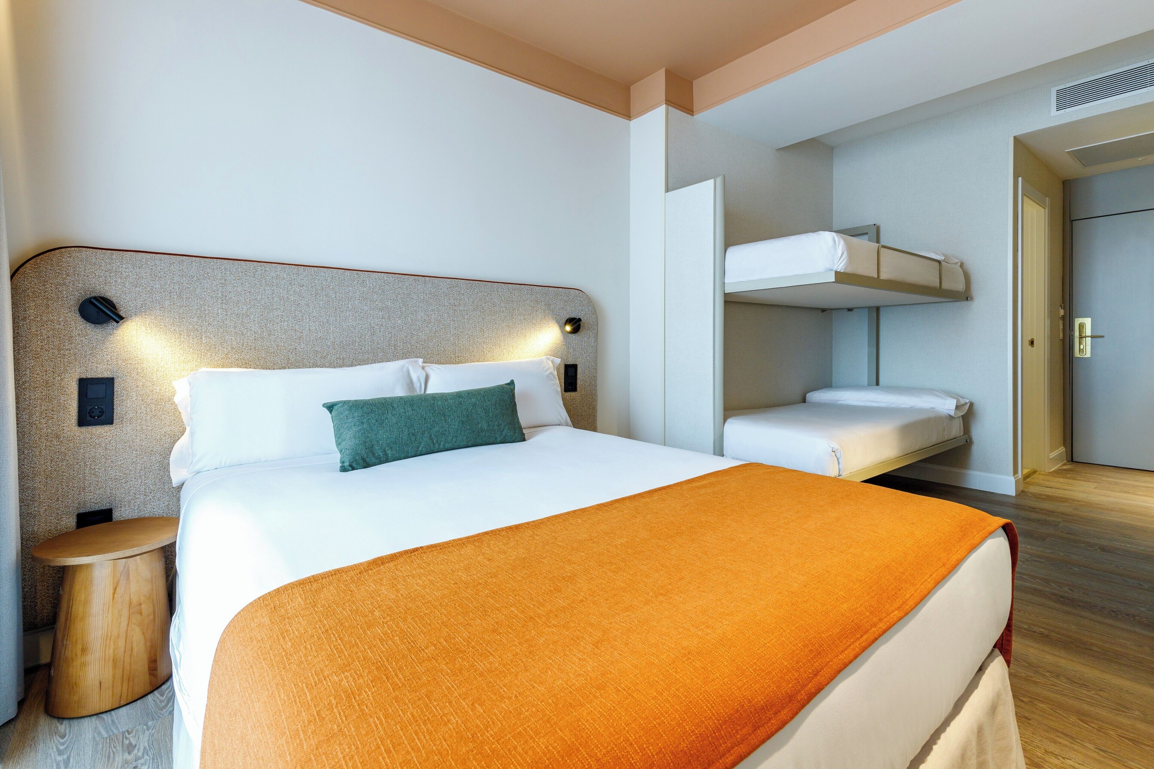 四人房 | 羽绒被、迷你吧、客房内保险箱、办公桌