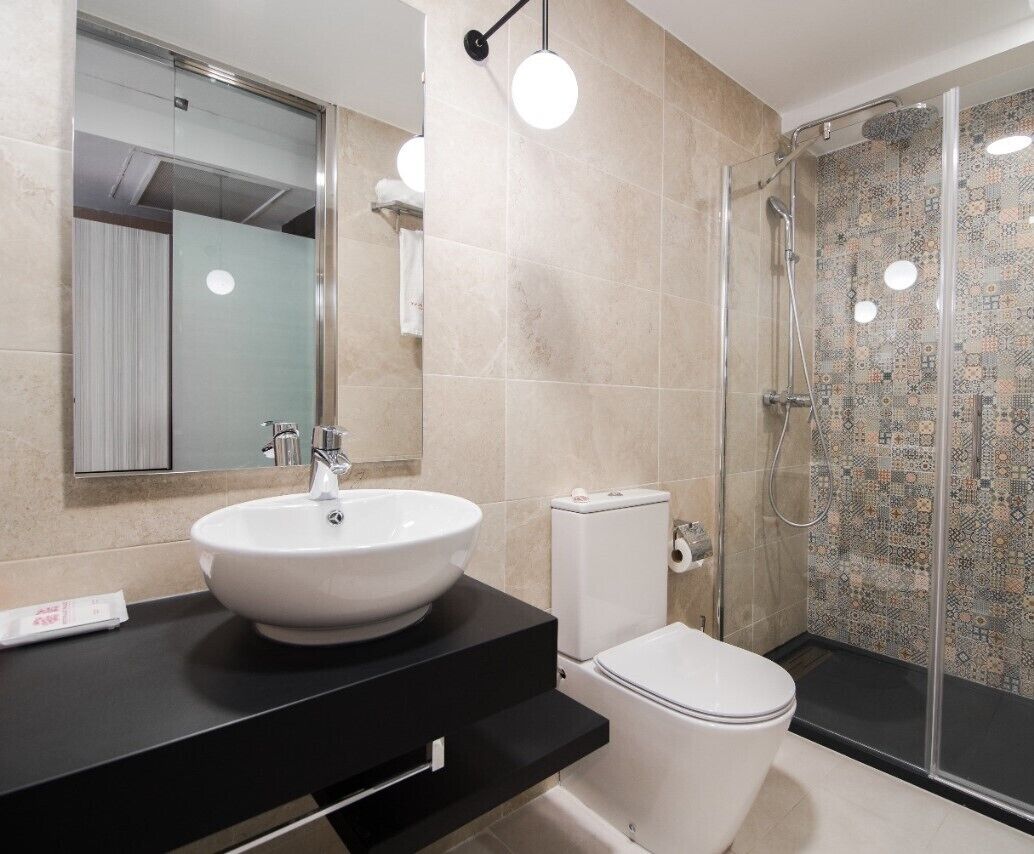 quadruple room | bathroom | shower, free toiletries, hair dryer, towels
