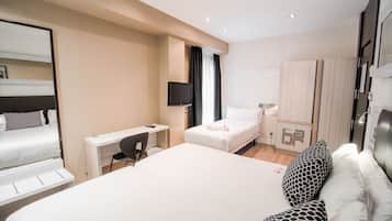 Driepersoonskamer | Donzen dekbedden, een minibar, een kluis op de kamer, een bureau