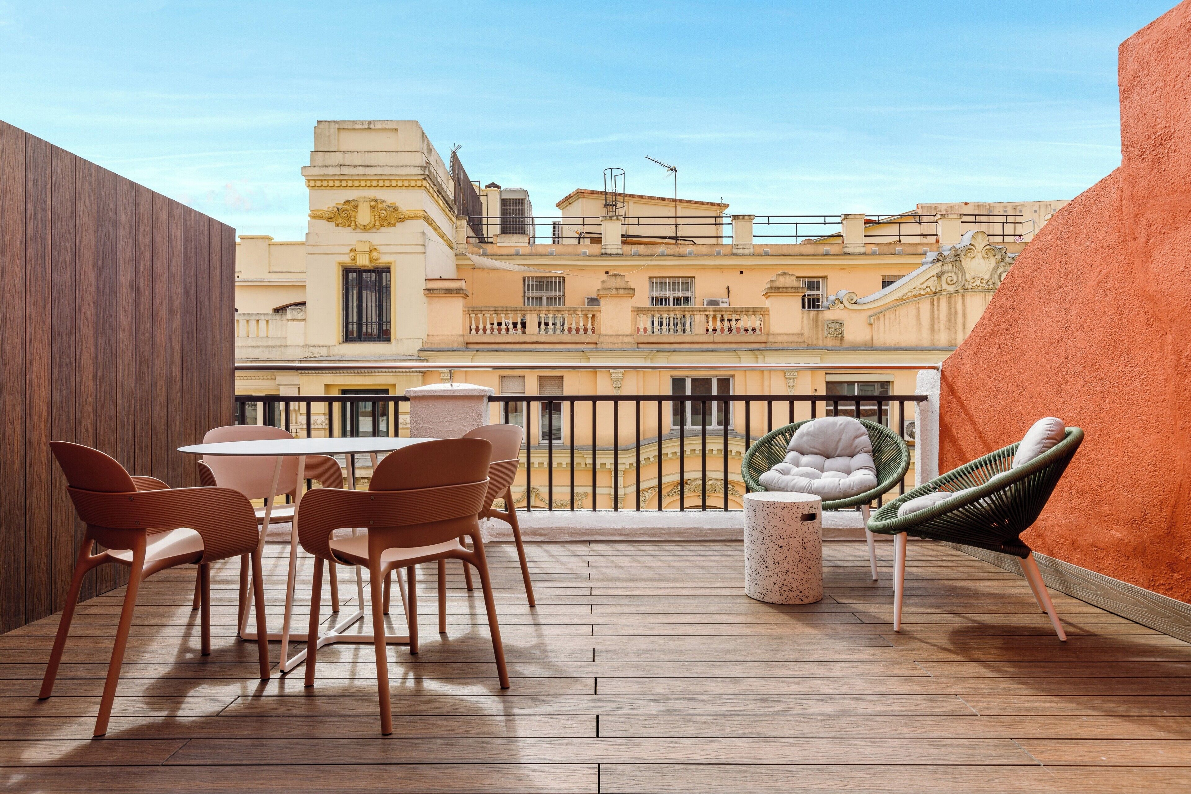 Chambre Supérieure, terrasse (Puerta del Sol View) | Couette en duvet d&#x27;oie, minibar, coffres-forts dans les chambres, bureau