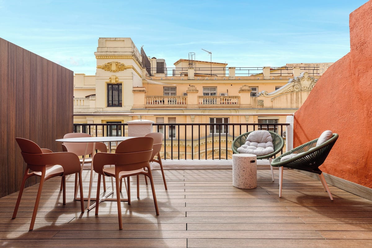 Habitación Superior, Terraza, Vistas Puerta del Sol | Edredón, minibar, caja de seguridad en la habitación y escritorio