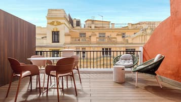 Chambre Supérieure, terrasse (Puerta del Sol View) | Couette en duvet d'oie, minibar, coffres-forts dans les chambres, bureau