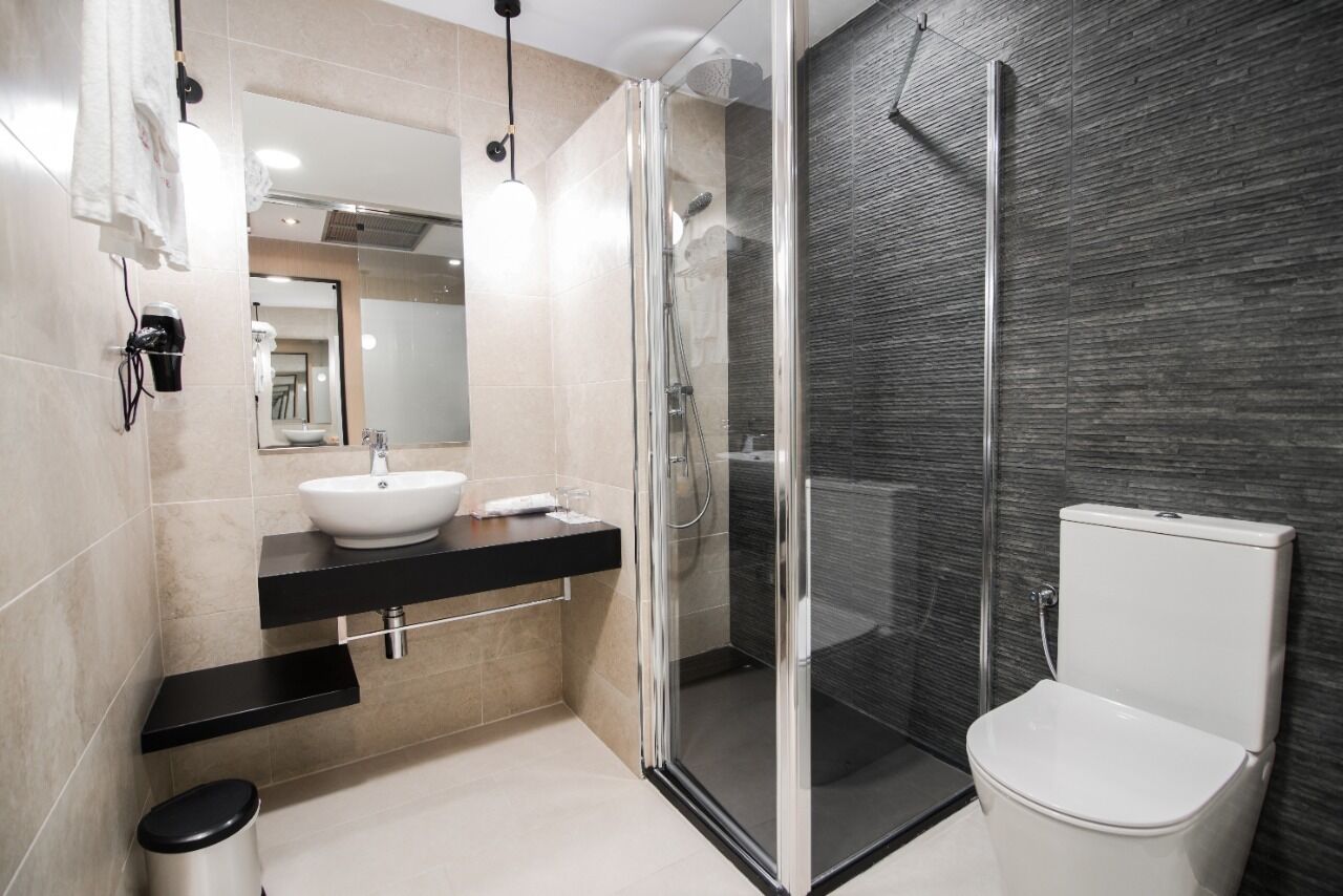 quadruple room | bathroom | shower, free toiletries, hair dryer, towels